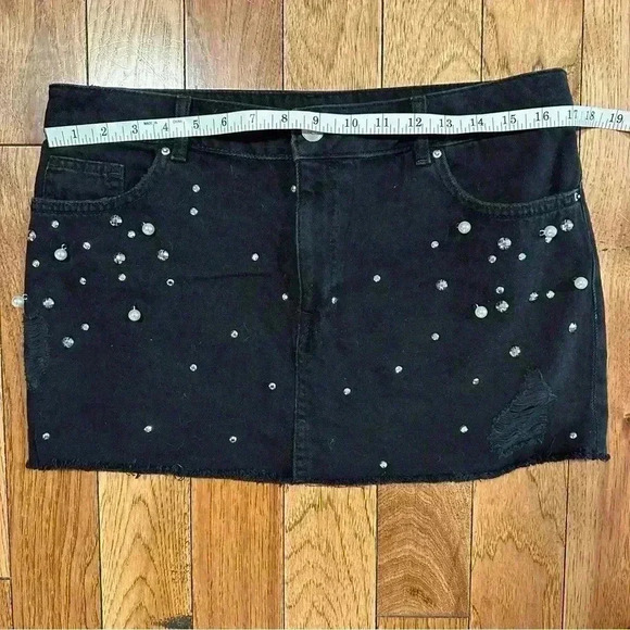 H&M Divided Distressed Pearl Silver Beaded Black Denim Skirt Size 10 - Picture 6 of 7